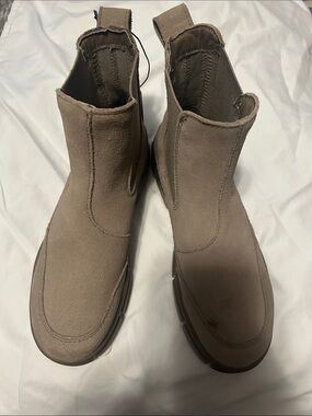 NWOT Sorel waterproof Chelsea boots